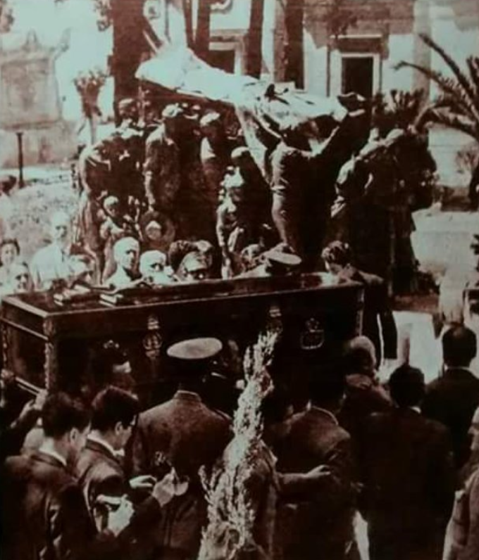 inst_belmonte's tweet photo. Sevilla. 10 de abril de 1962. 

Entierro del maestro Juan Belmonte. 

Su leyenda es eterna. https://t.co/twbMV5OfWB