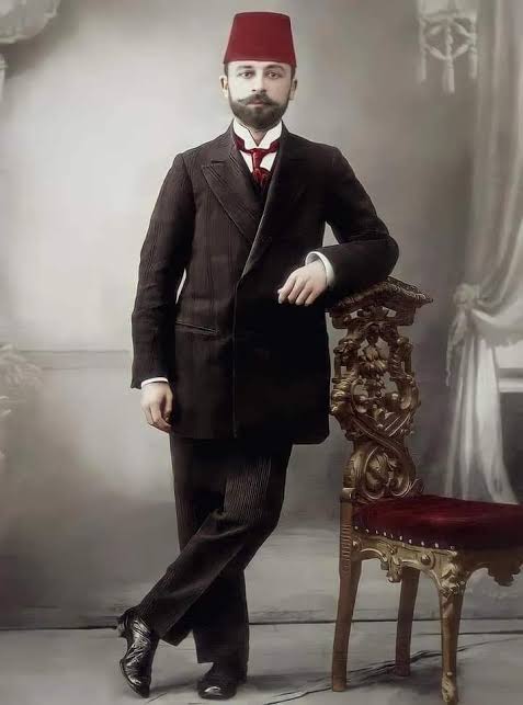 "Yemin ederim ben masumum.
Ecnebi devletlere yaranmak için
beni asıyorlar. Adalet buysa
kahrolsun böyle adalet!
Çocuklarımı asil Türk milletine emanet ediyorum." demişti.
Seni hiç unutur muyuz?
Boğazlıyan Kaymakamı Kemal Bey, nur içinde uyu🌸