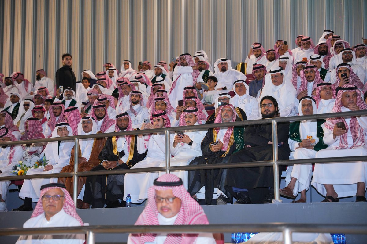 KSAUHS_JD's tweet image. في أمسيةٍ استثنائية يملؤها الفخر والاعتزاز، احتفت كلية الطب بجدة بتخريج دفعة جديدة من أطبائها، بحضور كوكبة من القيادات الأكاديمية وأهالي الخريجين الذين شاركونا لحظات الإنجاز.

ليلةٌ نكتب فيها نهاية مرحلة… وبداية أثرٍ يمتد لخدمة الوطن وصحة الإنسان.
#كلية_الطب #جامعة_لصحة_وطن