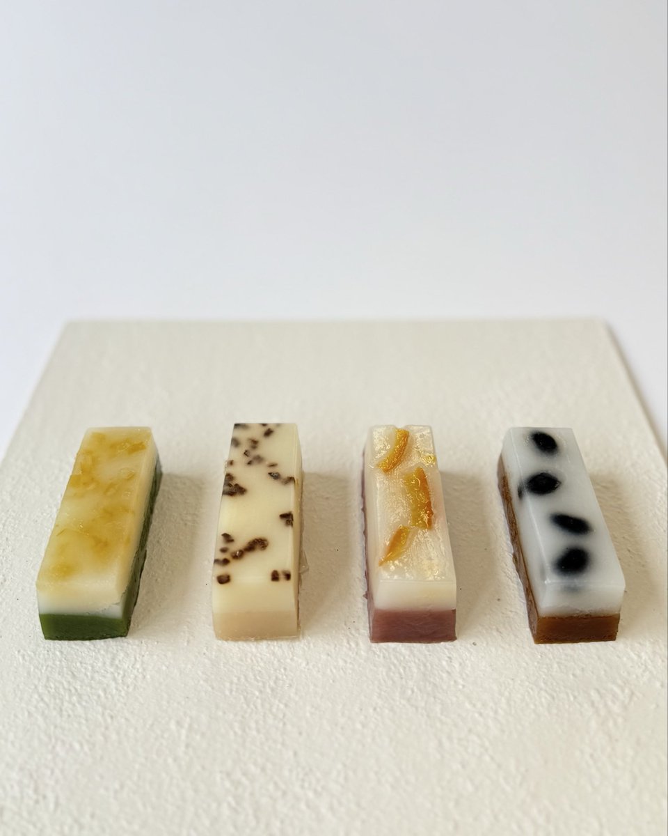 osu_uiro's tweet photo. 4/11(土)、大須ういろ本店にて行うPOPUPのお知らせです。

その時々にしか生まれない、特別なういろ。
伝統の技と厳選素材が織りなす、
「極みの生ういろ」4種類！

【黒豆珈琲】
黒豆の深みのある風味と、香ばしい珈琲が重なり合う、落ち着いた大人の味わい。

【甘夏ないろ】
爽やかな甘夏の酸味と、やさしい甘さのないろが調和した、2層仕立ての一品。

【ホワイトジャンドゥーヤ】
ホワイトチョコレートと香ばしいヘーゼルナッツに、カカオニブのほのかな苦味を添えた、奥行きのある味わい。

【レモン抹茶】
爽やかなレモンの酸味と、香り高い抹茶が重なり合う、上品な和の味わい。

もっちりとした食感と、それぞれの素材を大切に、職人がひとつひとつ丁寧に蒸しあげました。
この機会に、ぜひお楽しみください。