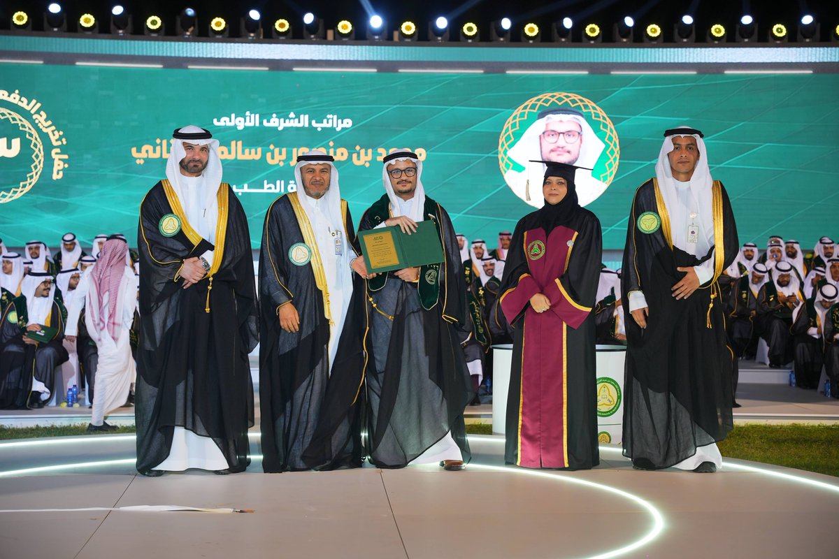 لحظات التكريم… كانت تتويجًا لرحلة طويلة من الطموح والعمل.

نبارك لجميع خريجينا، ونسأل الله لهم التوفيق في مسيرتهم المهنية، وأن يكونوا سفراء للعلم والإنسانية في كل موقع.

فخرٌ بكم… وثقةٌ فيما ستصنعونه. 🤍

#كلية_الطب #جامعة_لصحة_وطن