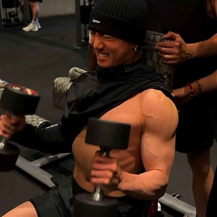 master_biyou's tweet photo. こんなイケメンが筋トレしてるんだから
ブサイクの俺らはもっと頑張らないといけない。
 それにしてもジョングクデカすぎw https://t.co/iH5eXOmGbI