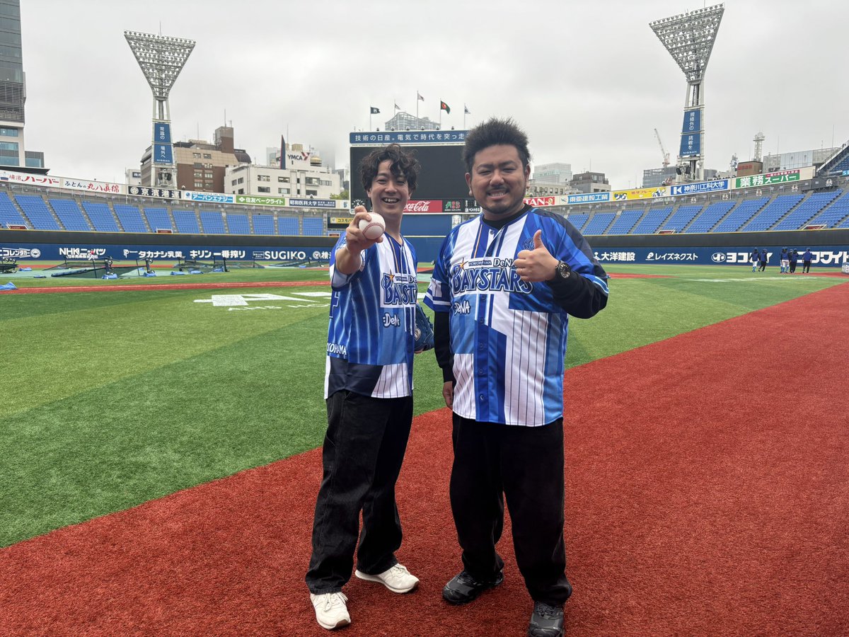 akmllube0617's tweet photo. 鬼越の金ちゃんさんとのセレモニアルピッチが僕がまだ100キロしか投げれないので中止になりました！！
僕もベストな状態でピッチしたかったので悲しいですが前向きです！

今日はグラウンドとベンチに入れただけで大満足！リベンジ！！
#baystars https://t.co/PEp5PGDerO
