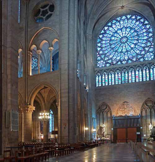 UnamunoAgain's tweet photo. El problema de Notre Dame no es que hayan limpiado la piedra, sino que la han llenado de LEDs. 

Las catedrales fueron diseñadas para iluminarse con la luz solar (y dejando algunos espacios mas oscuros para la meditación)

Los contrastes destacan zonas. La sobreiluminación la transforma en un mall de un Centro Comercial