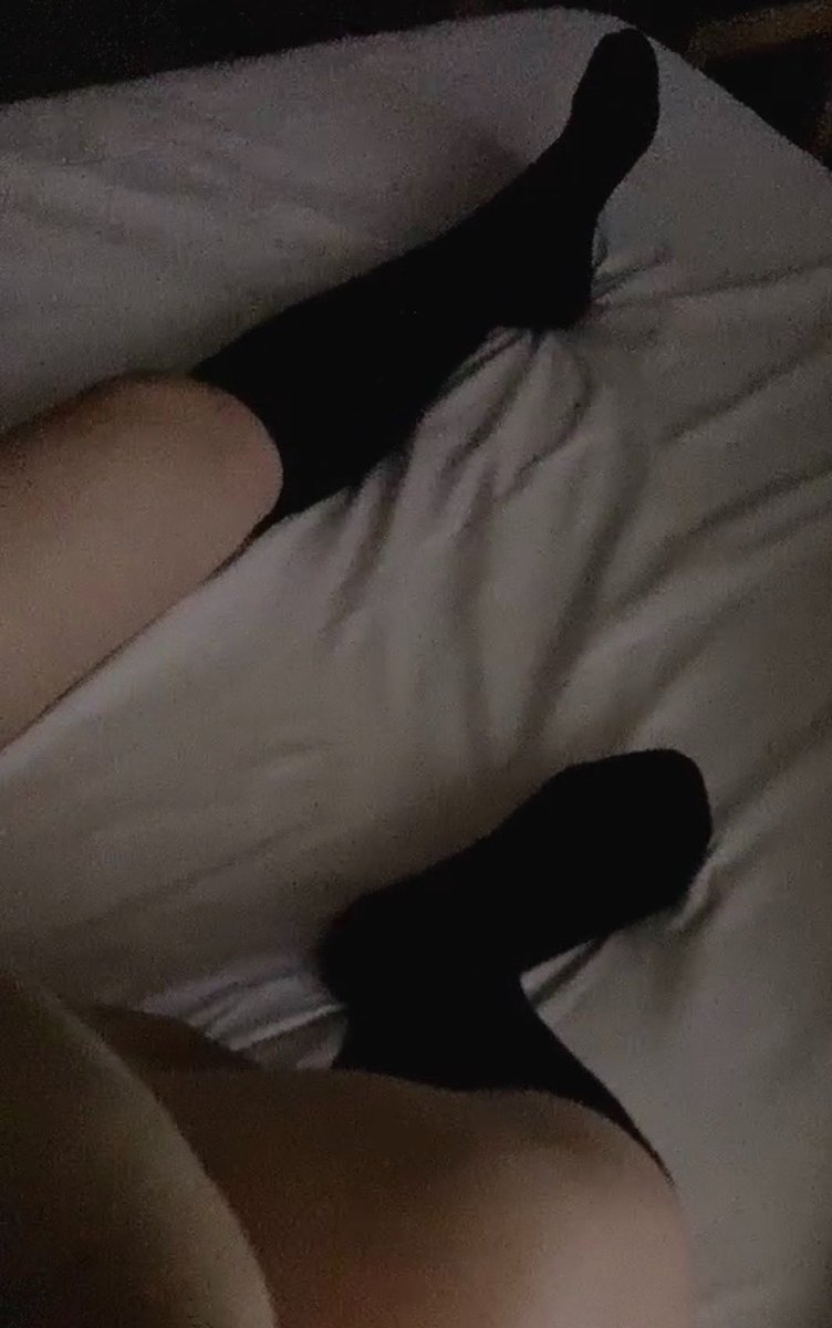 88VGxgHKZsvbEIP's tweet photo. ああ、、、彼女のエロいハイソ足、、他人の白い精⚪︎で汚されたい、、、画像にぶっかけて〜、、、 https://t.co/NB3TG1k2yC
