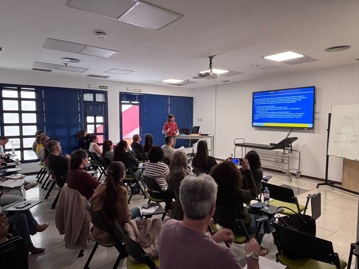 SanidadGobCan's tweet photo. 👩🏻⚕️👨🏻⚕️La formación refuerza la capacidad de los profesionales para ofrecer una atención más especializada, tanto en los centros de salud como en el domicilio, mejorando la calidad de vida de los pacientes y sus cuidados. https://t.co/37Y98bEU3o