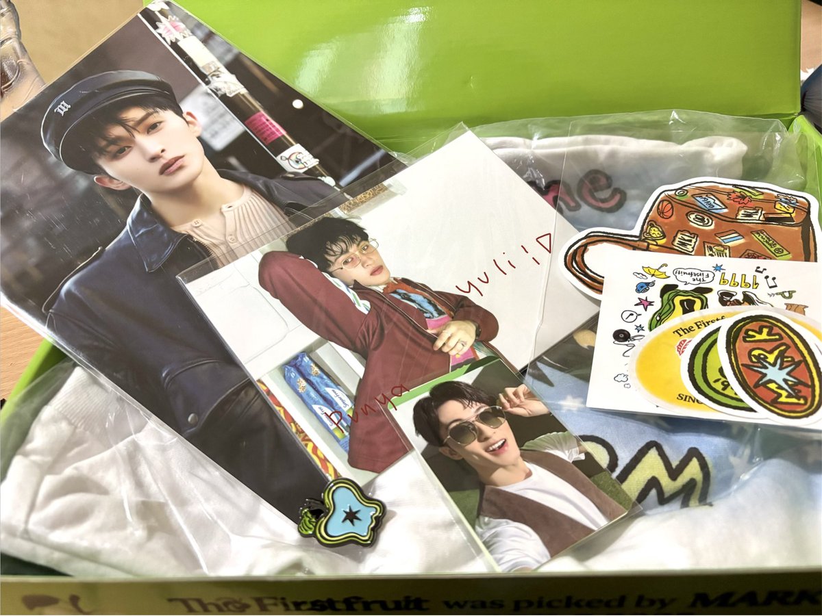 markligu's tweet photo. Skskskskk unboxing sambil nangis💚😔😔 https://t.co/bCxRRfCPZu