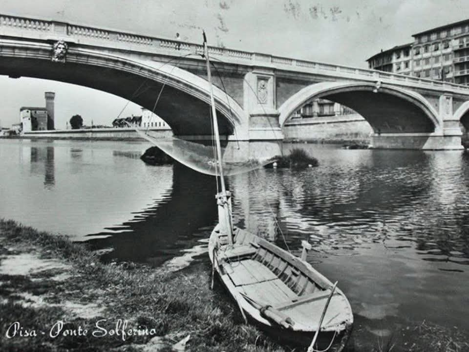 Ponte Solferino, #Pisa.
​Siamo passati da un'opera d'arte in armonia con i Lungarni a una colata di cemento armato figlia del funzionalismo più cupo degli anni '70.
​Non tutto ciò che è "moderno" è progresso. 
​ #Italia #Urbanistica