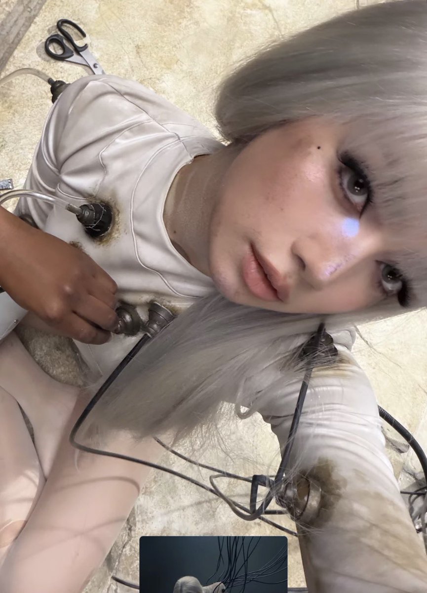 LISA looks beautiful in new selfie.