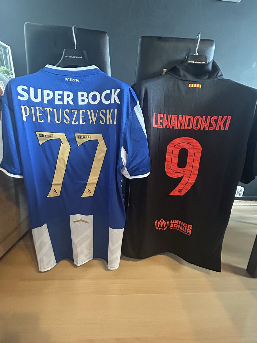 KacpSki's tweet photo. Sympatyczny Pan Chińczyk ugotował :) #messi100 #messi110 https://t.co/CXHHybyWKf