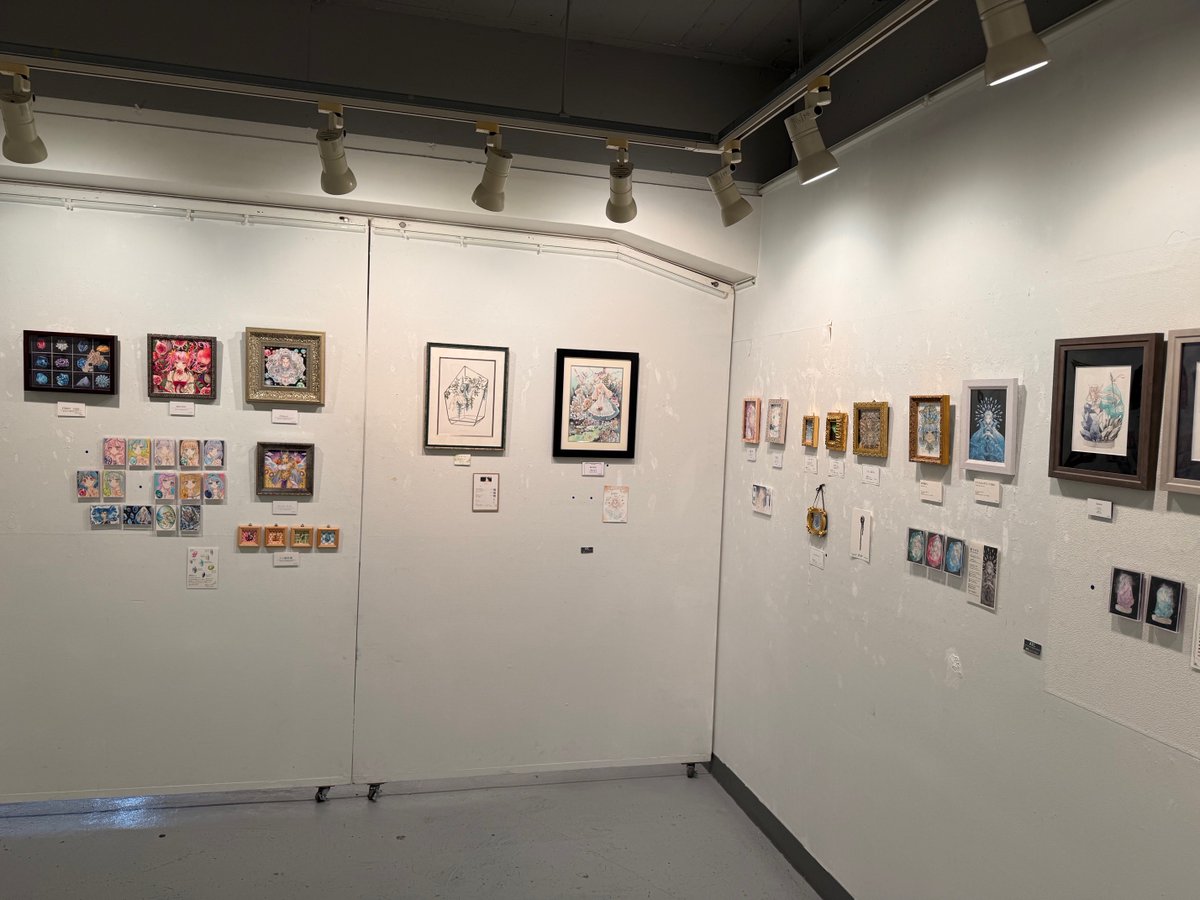 ARTs_LABo's tweet photo. ARTs*LABo 輝石 Exhibition 01｜ギャラリーCORSO [東京・神保町] にて開催     https://t.co/0tPL36Aqkv

4/10 会期3日目スタートしました。あいにくの雨ですが会場内は華やかなきらきら空間です。#ARTsLABo 

縛りではなかったのですが協賛して頂いたダニエルスミス　プリマテックの色を使った作品が多く、お気に入り色やおすすめポイントが書かれたキャプションやプロフィールカードも見どころです。

今日を入れて後2日間。19:00まで開場していますのでご都合の良い方は是非足をお運びください!