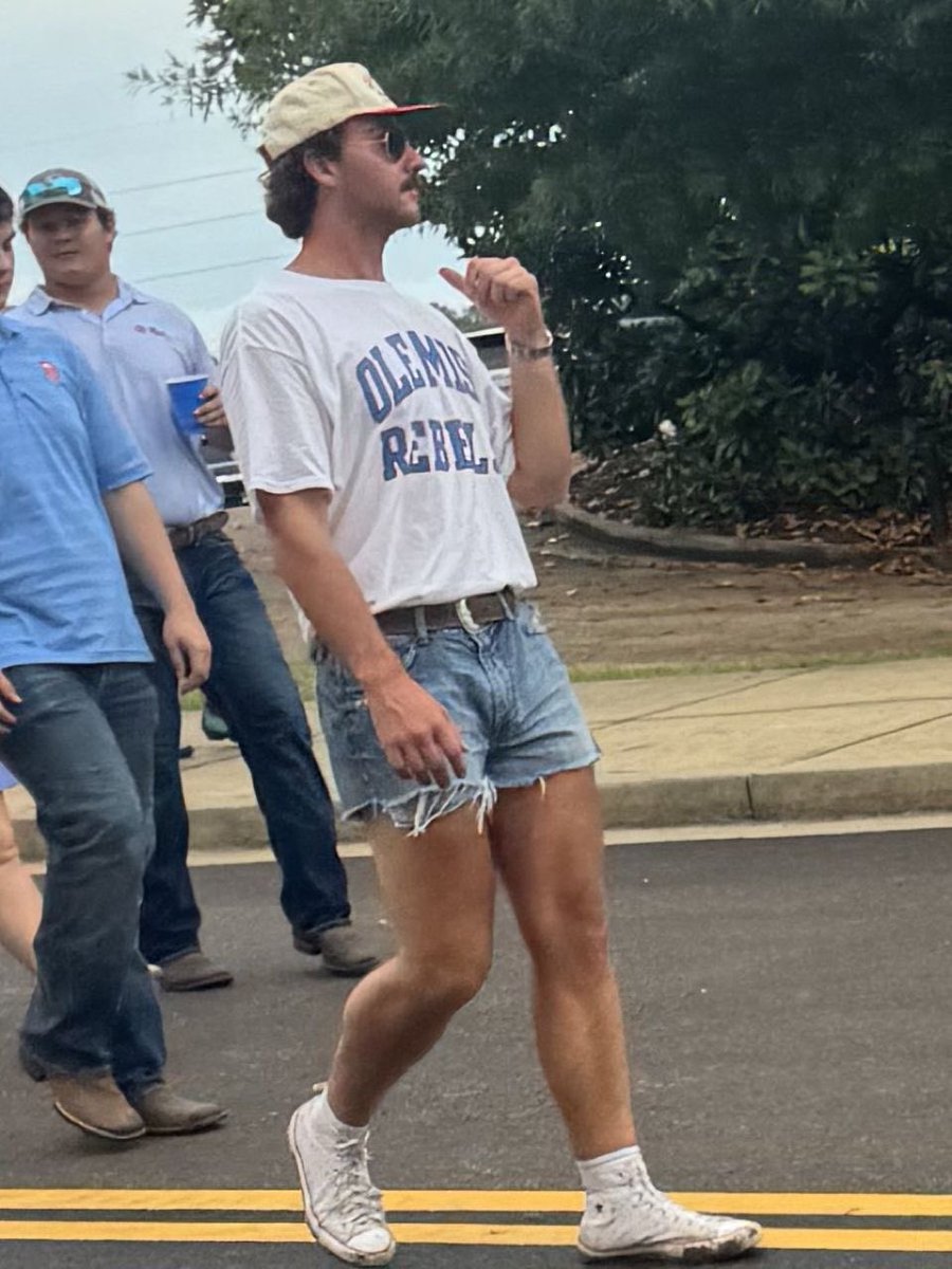 TheMale_Central's tweet photo. Frat guys wannabe gay so bad https://t.co/hs4IypF0A0