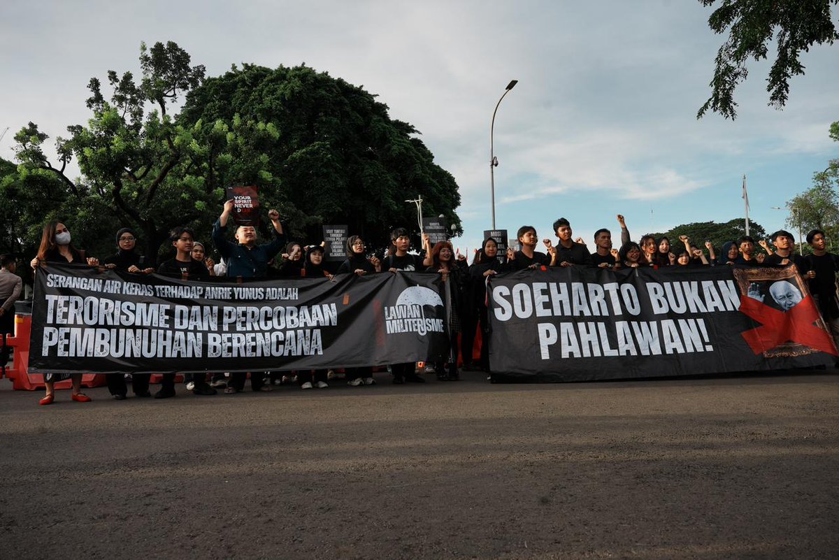 sumarsih11's tweet photo. Terima kasih atas kebersamaan kawan2 dalam @AksiKamisan ke-903 yang bisa disimak di youtube JAKARTANICUS dan sampai jumpa lagi pada hari Kamis tg. 16/4/2026.

@dipanggilwawan korban Semanggi I - 13 November 1998. https://t.co/5vgIJE6b8B