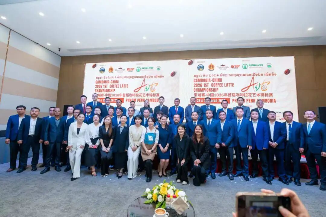 AmazingPuer's tweet image. Two three-star coffee masters from Pu'er showcased their latte art skills on site ☕✨
They impressed national leaders and guests from Cambodia, earning high praise and highlighting the professionalism and skill of Chinese Pu’er coffee artists. 🌏👏
 #LatteArt #CoffeeCulture