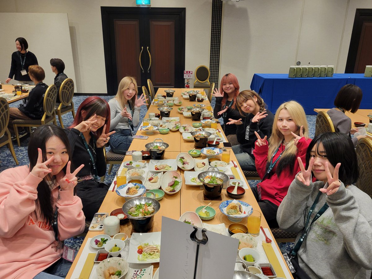 TVA_News's tweet photo. *＼ #新入生合宿 Day1！／*
今年も新入生合宿を実施しました😁

1日目は｢全体会&分科会｣
全学科集合してのお話、学科ごとに分かれたオリエンテーションを行いました📖

1日目お疲れさまでした～🪄

#東京ビジュアルアーツアカデミー #tva #オリエンテーション #鴨川 #新学期 #1年生 #春 #新年度 #21世紀アカデメイア #エンタメ #専門学校