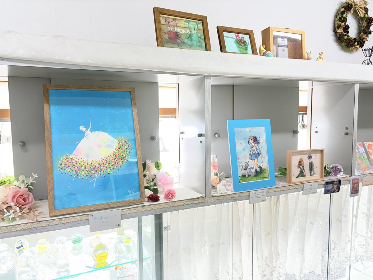 皆様こんにちは☺️
本日も鎌倉MONAでは、展示会「春風と少女展」を開催しております🌸
20名の素敵な作家様の作品を展示販売しています♪

展示会の通販は、以下の公式サイトにて明日4月11日(土)20時より対応を予定しています✨
↓
kamakuramona.stores.jp/?category_id=6…

#絵描きさんと繋がりたい
