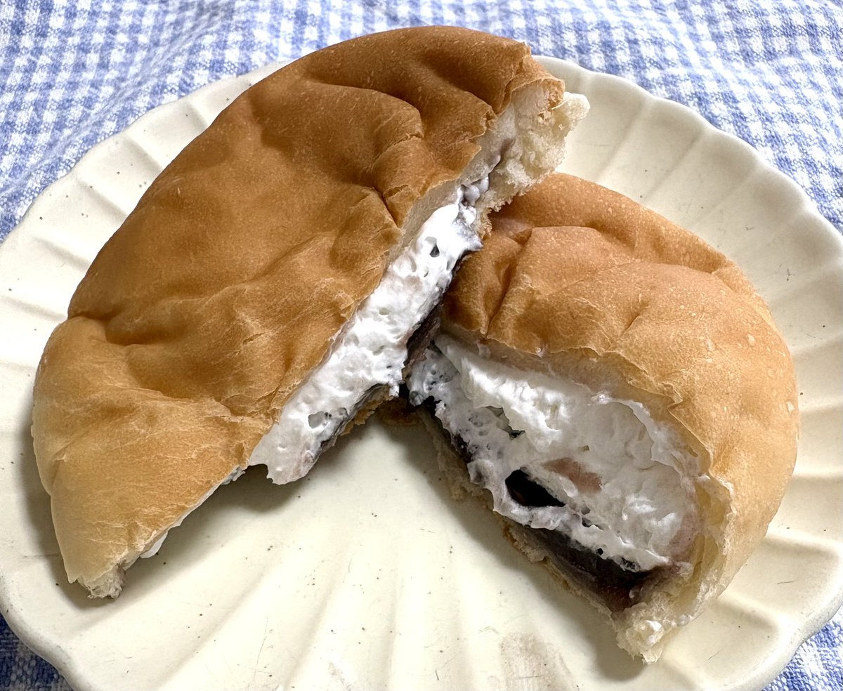 sweets_landmark's tweet image. 今日のパン😀

#ファミマ
#も～っちり食感ホイップあんぱん

超も～っちりパン！シリーズより🕵️
求肥入りなのか?商品名の通り、超もちもち😆💕のびます🤣
滑らかなこしあんと、ホイップで甘くてデザート感満載💓
キャラメルナッツ🥜よりも、餅感強かった気がした😳
こっちも美味しかったです🥰

#パン