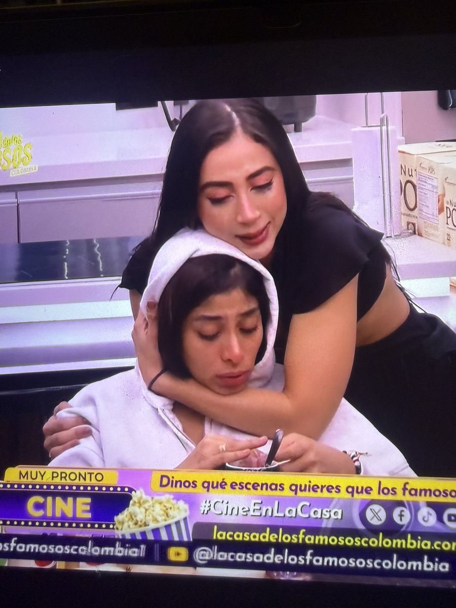 Esta peladita sí me decepciono…Metió humo antes de entrar y dijo que sería la única costeña,que sacaría a la beba, y ahora nada: se da picos con Valentino, se enredó con un man que  ni fu ni fa y se descontrola todos los días😅 

#LaCasaDelosFamososCol 
#LaCasaDeLosFamososCol3