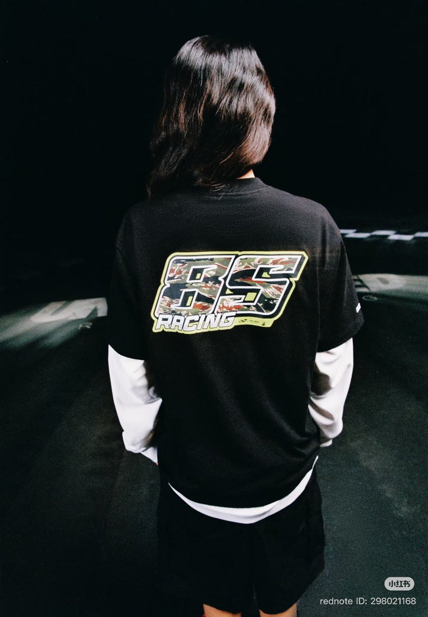 giegriffin's tweet image. หลังจากประกาศร่วมเป็น “Official Trend Officer” ของ #หวังอี้ป๋อ ในการแข่งขัน China GT ฤดูกาล 2026 และจับมือกันลงสนาม China Supercar Championship อย่างเป็นทางการ แบรนด์ #UNDEFEATED ก็ได้เปิดตัวคอลเลกชัน #85Racing อย่างเป็นทางการ