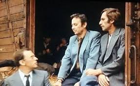 merlinpapin3's tweet photo. Ce soir sur @FranceTV #France5 le film #LeTrain de Pierre Granier Deferre (1973) avec Jean Louis Trintignant Romy Schneider Nike Arrighi Maurice Biraud Paul Amiot Paul le Person Anne Wiazemsky
En mai 1940. Les troupes allemandes ont envahi la France. Dans un petit village du Nord, Julien Maroyeur décide de fuir avec son épouse, Monique, enceinte, et leur fillette, comme nombre de ses compatriotes. Tandis que la jeune femme trouve une place assise dans le compartiment d'un train, Julien doit se contenter d'un wagon à bestiaux. Il y fait la connaissance d'Anna Kupfer, une Juive allemande qui tente elle aussi d'échapper aux vainqueurs. Le lendemain, au réveil, Julien s'aperçoit que le train a été "coupé" en deux et que, séparé des siens, il fait route vers La Rochelle, en compagnie de la belle et mystérieuse Anna...
@FredOL69007
❤️si vous aimez