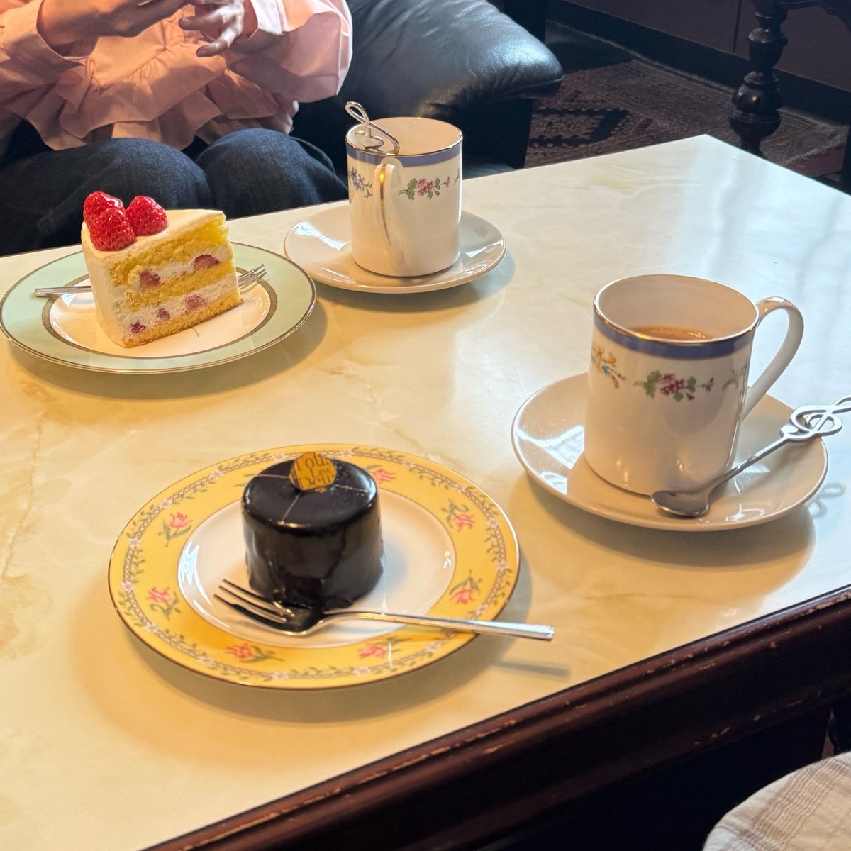 sd__6's tweet photo. 京都の鴨川沿い歩きながら訪れた喫茶店♬🎶
店内が音楽に溢れててティースプーンが音符で、店員さんも世界観にあったレトロで可愛い洋服だった✨ https://t.co/oPOuy03vzW