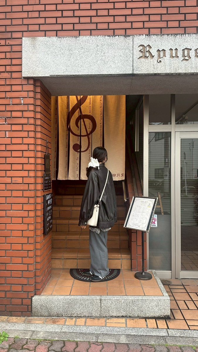 sd__6's tweet photo. 京都の鴨川沿い歩きながら訪れた喫茶店♬🎶
店内が音楽に溢れててティースプーンが音符で、店員さんも世界観にあったレトロで可愛い洋服だった✨ https://t.co/oPOuy03vzW