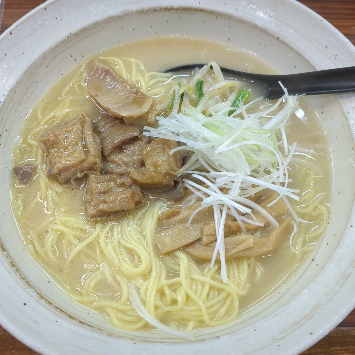 TOMONEGI2's tweet photo. 塩もつそば at らぁめんとホルモン焼 もつの屋

結構アッサリしてるんですね。
牛もつが柔らかくてウマシ
牛なのにうまし

ご馳走様でした！  #毎日がラーメン https://t.co/7thco9gRvo https://t.co/cvcyr0JRme