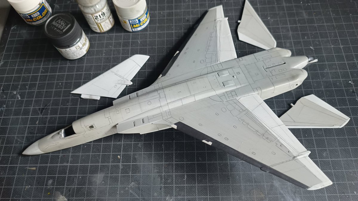 ハセガワ 1/72 RA-5C
ぼちぼちと塗装を進めています。
実は不注意でキャノピーを破損してしまい、ダメ元でハセガワさんに問い合わせたら在庫ありとの事。助かりました。