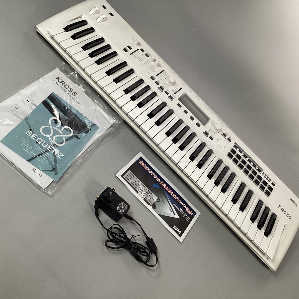 デジタルクリアランス】 KORGのKROSS2-61-SC 限定ホワイトカラーが展示