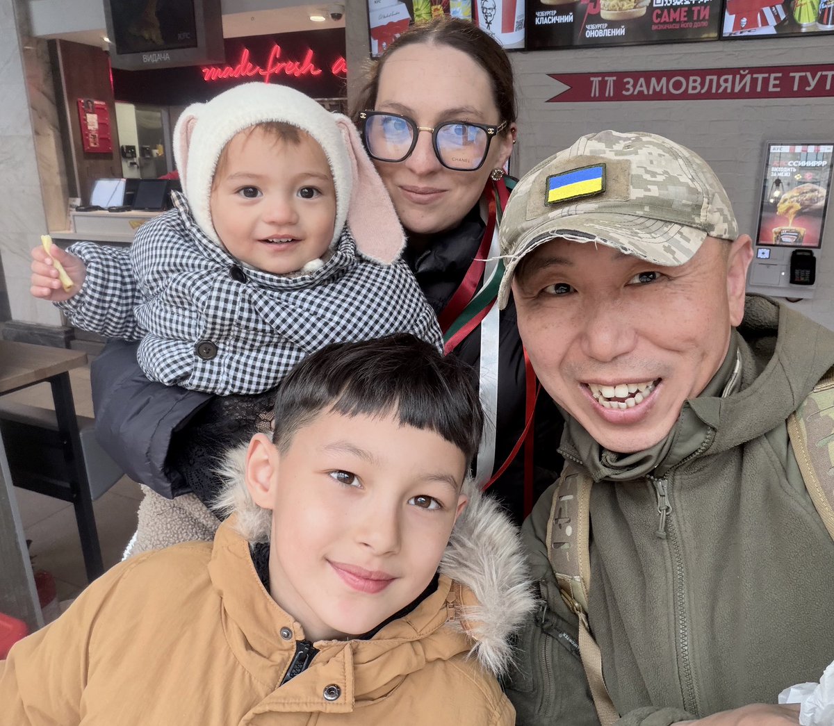 sudong0606's tweet photo. 北京、基辅和“家”🇨🇳💖🇺🇦
2026年4月9日， 基辅·独立广场，冷❄️  我终于见到了一个认识两年，却从未见面的“女朋友”——Lida。  她是一位乌克兰女人，一米七八，三个男孩的母亲。她的丈夫是中国人，他们曾在中国生活了十二年，相爱、成家、生子，过着安稳的小日子。  直到战争爆发🔥 她，无时无刻不在想着回到自己的祖国，这个愿望被现实压了很久 直到两年前，她终于说服丈夫，带着三个孩子回到了基辅。  很多人不理解。 但我理解。 因为那是她的家，是她的母国。  就像我们一样—— 走得再远，故乡始终在心里最深处。 那一口熟悉的味道，那一句句熟悉的乡音，那份血浓于水的亲情，是任何地方都无法替代的🌹 回到基辅， 他们一家五口，在警报、断电、导弹和无人机的阴影下，依然认真地生活着。 我们的第一次见面，没有陌生感。 中英文交错，自然得像老朋友。 她带来的两个孩子，笑得特别灿烂👶  她问我：“你学乌克兰语了吗？” 我笑着说：“一点点，一撮撮。” 但真正让我记住她的，是后面的那一刻。  她突然认真地对我说： “走，我们去看看中国兄弟。” 穿过地下通道，我们来到纪念地。 六位中国战士的照片静静地在那里。  她带着孩子走上前，慢慢蹲下来。 没有说一句多余的话。 只是把康乃馨轻轻放下，把国旗认真插好。 然后抱着孩子，就那样静静地站着、看着……  她戴着眼镜，但镜片后面，全是泪水💧  那一刻我明白了： 她在中国的这十二年，不只是学会了语言，不只是有了家庭， 她应该真正理解了什么是中国人吧❓❓❓  而更重要的是—— 她把这种理解，变成了尊重 变成了记住。  我看着独立广场上那上万年轻的面孔， 也看着这个努力生活、拼命带娃的母亲。  那一刻，我更加清楚： 我们为什么要来❓ 我们为什么要坚持❓  不是为了宏大的口号， 而是为了这些具体的人。 这些在苦难中， 依然懂得感恩、 懂得尊重、 懂得记住的乌克兰人 🇺🇦🇺🇦  今天这一次见面，让我再一次的理解到： 只有在自己的家园里， 才有真理，才有力量，才有自由。 （乌克兰伟大诗人塔拉斯·舍甫琴科）祖国‌ “In one’s own home, there is truth, there is strength, and there is freedom.”