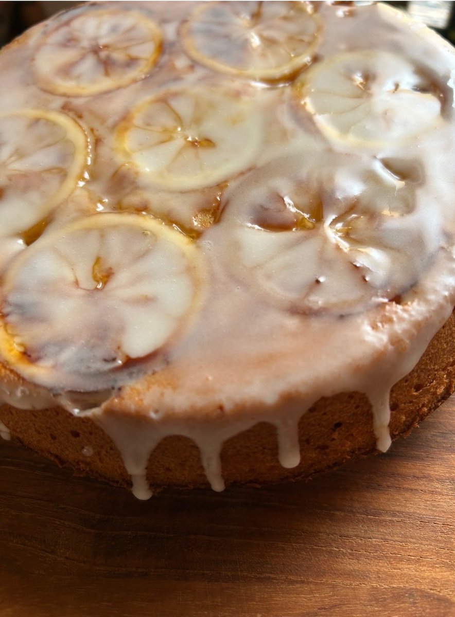 soba_uta's tweet photo. そして今月のケーキは

「檸檬のケーキ」

減農薬の国産レモンを2個分、たっぷり使って焼いています。人気No. 1のうた定番ケーキです。 https://t.co/UPT5yLRnd2