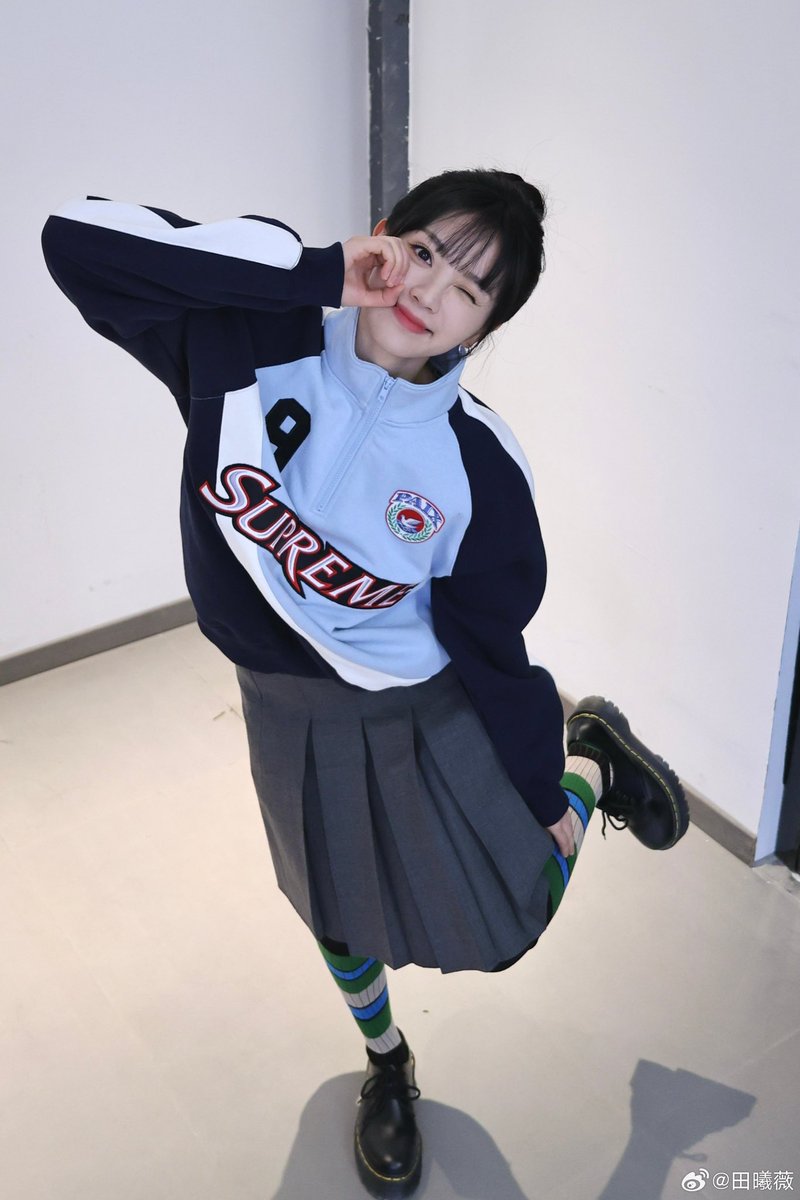 luvutianxiwei's tweet photo. Some netizens often misunderstand Tian Xiwei for being very small, but she is actually 168 cm tall. the reason is that she has a cute face that looks cherished. https://t.co/GxfOJa52bT