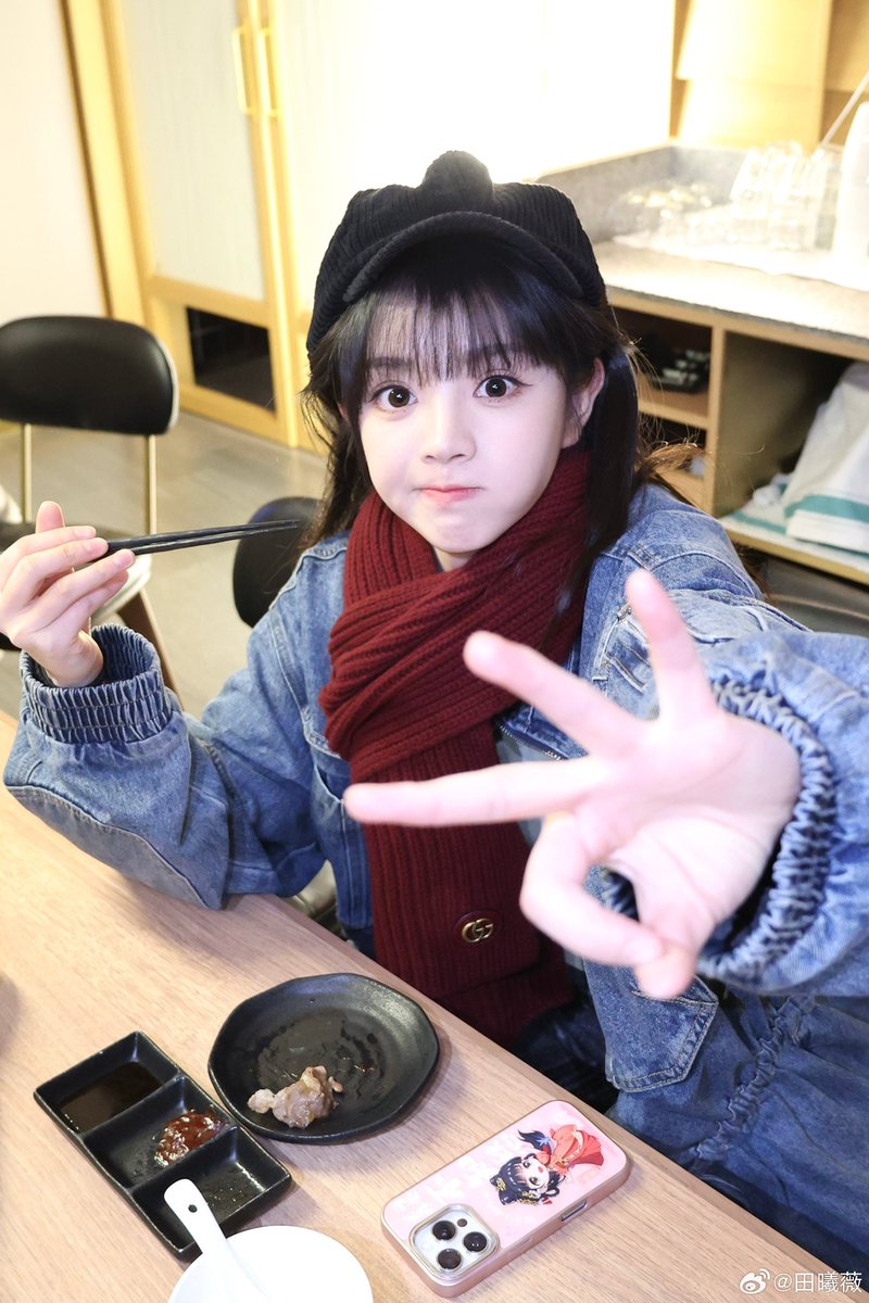 luvutianxiwei's tweet photo. Some netizens often misunderstand Tian Xiwei for being very small, but she is actually 168 cm tall. the reason is that she has a cute face that looks cherished. https://t.co/GxfOJa52bT