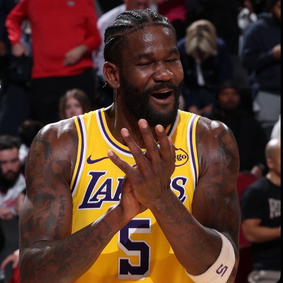 TheHoopCentral's tweet image. Deandre Ayton tonight:

21 Points
5 Rebounds 
9/11 FGM
+19 +/-
31 Minutes