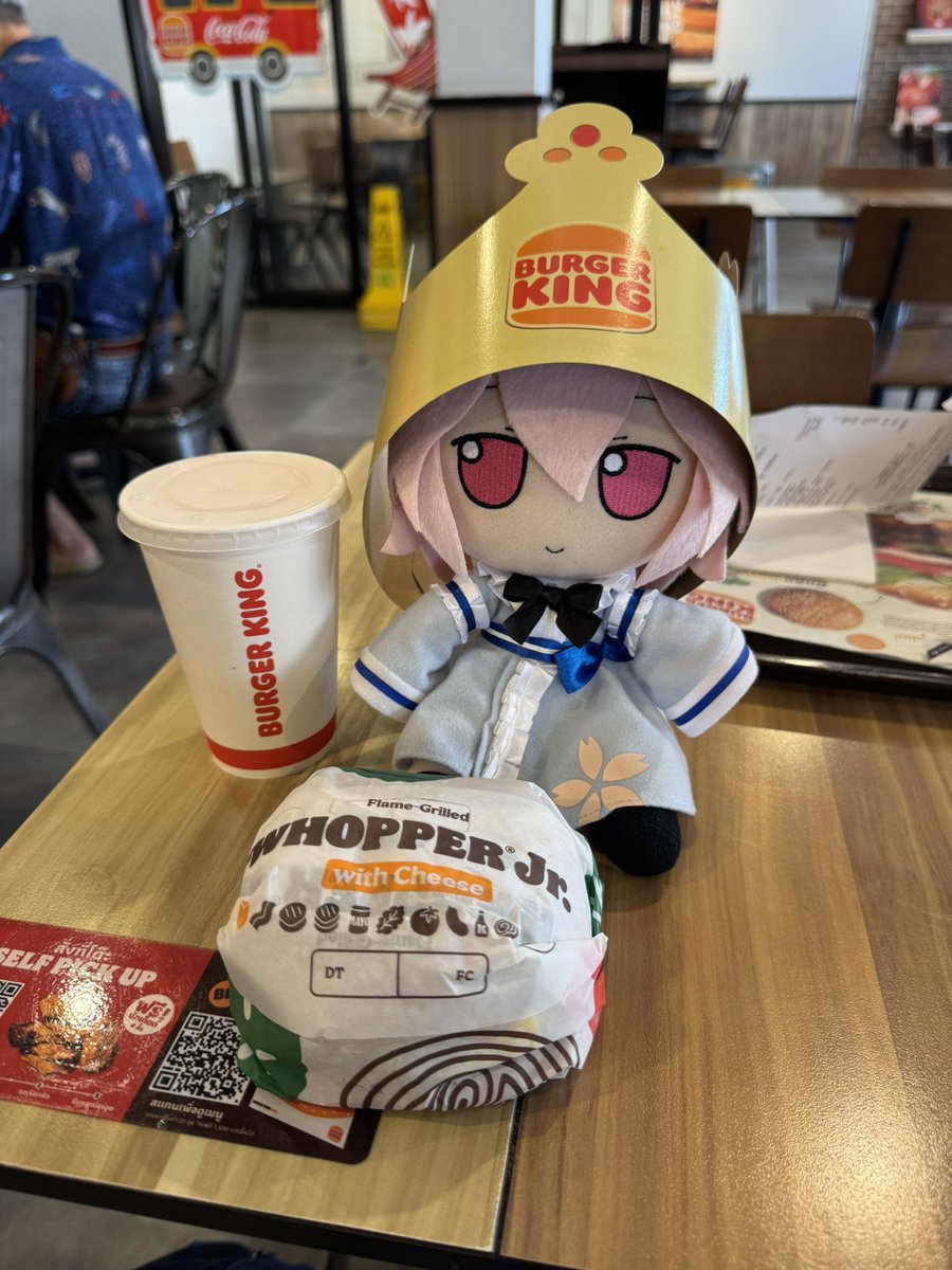 FumoEats's tweet photo. The burger queen! #ふもふも #fumofumo https://t.co/wD0u2YeY2I