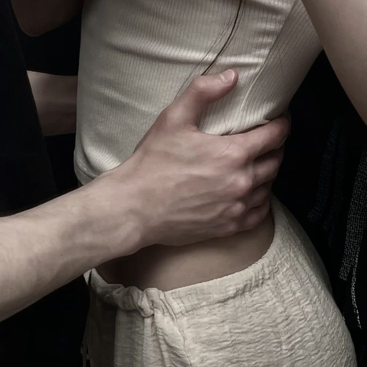 Kiraa_ltk's tweet image. ⋆˚꩜｡ ᴍɪɴɪ ᴀᴜ #Itafushi 🔞ˎˊ˗

𖦹˚. ᴛᴇʀᴍɪɴᴀᴅᴏ!

Donde Ita es guardaespaldas de un omega, Megumi, un nene rico. Ambos negaban sus sentimientos por el otro, hasta que durante un celo bastante fuerte de Megumi, Yuuji no puede evitar querer hacerle un nudo y hacerlo suyo.