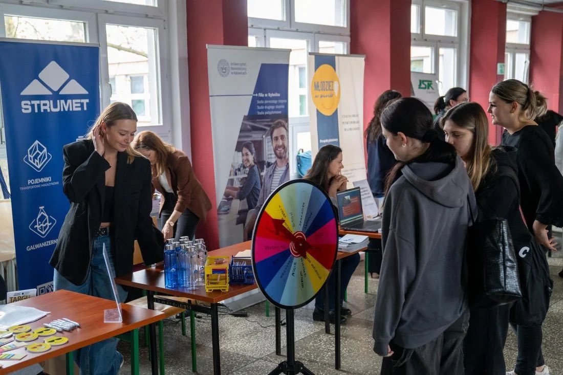 Michalurgol's tweet photo. Za nami Targi Edukacji i Pracy w Jastrzębiu-Zdroju.
To ważne wydarzenie, które łączy edukację z rynkiem pracy i pomaga podejmować świadome decyzje zawodowe.
Dziękuję organizatorom oraz uczestnikom za wspólne budowanie przyszłości naszego miasta. https://t.co/NDeQuYFRqa