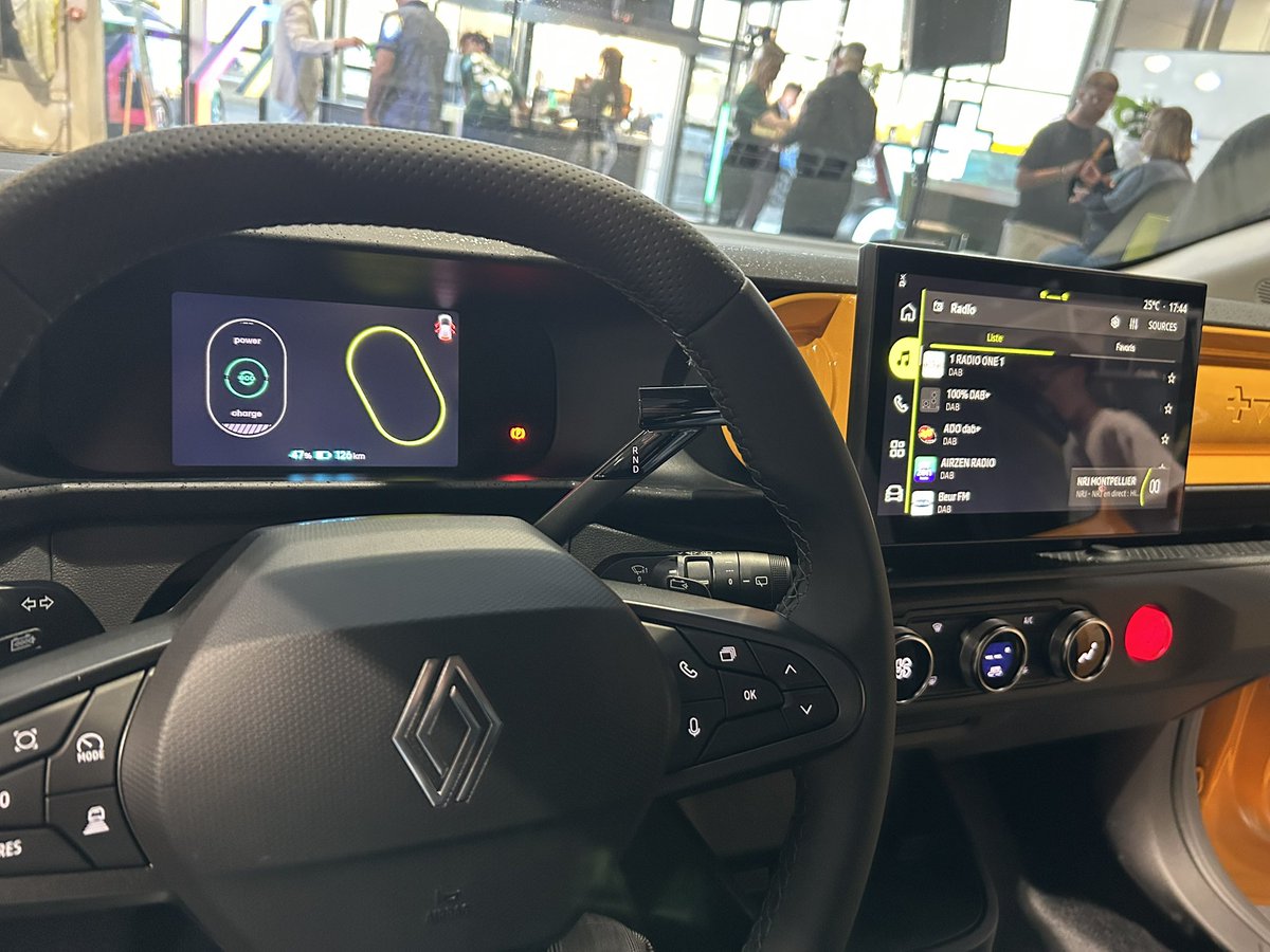 LanetHenri's tweet photo. 🚗🙏🚗😉🚗 Soirée de lancement de la #Twingo E-TECH électrique à @renault_fr Montpellier Un look iconique Une habitabilité maximale Une voiture citadine par excellence https://t.co/Xy3EDdbLXW