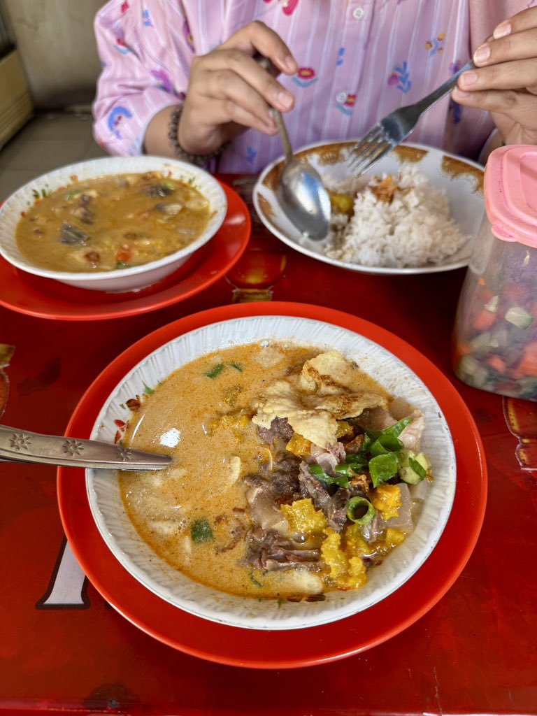 masakpartikelir's tweet photo. Definisi GEM ga harus HIDDEN!!

ini salah satu Soto Betawi favoritku, letaknya di selatan stasiun Jatinegara

Isian dagingnya melimpah ruah, empuk tapi masih bisa digigit, and what makes this place so special adalah ada potongan kaki sapi alias tunjang 🤤

Kondimen ada acar yg cukup tangy, sambal yg on point (tidak mengubah rasa kuah soto), irisan jeruk purut, bukan jeruk nipis, layak mendapatkan jempol 👍

Kuahnya ‘humble’ ga terlalu spice-ish, body medium cukup krimi ga terlalu encer dan ga terlalu kental (cocok buat sarapan atau brunch), seasoning agak under tapi kamu bisa minta garam kapanpun, atau kicap manis (tolong jgn dibacotin)

Selanjutnya biar gambar yg berbicara

Tadi aku pesan soto kaki sapi ekstra daging include nasi @ 40k

📍Soto Kaki Sapi “Bang Iwan”

#kulinerjakarta @drhaltekehalte