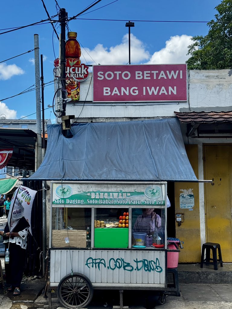 masakpartikelir's tweet photo. Definisi GEM ga harus HIDDEN!!

ini salah satu Soto Betawi favoritku, letaknya di selatan stasiun Jatinegara

Isian dagingnya melimpah ruah, empuk tapi masih bisa digigit, and what makes this place so special adalah ada potongan kaki sapi alias tunjang 🤤

Kondimen ada acar yg cukup tangy, sambal yg on point (tidak mengubah rasa kuah soto), irisan jeruk purut, bukan jeruk nipis, layak mendapatkan jempol 👍

Kuahnya ‘humble’ ga terlalu spice-ish, body medium cukup krimi ga terlalu encer dan ga terlalu kental (cocok buat sarapan atau brunch), seasoning agak under tapi kamu bisa minta garam kapanpun, atau kicap manis (tolong jgn dibacotin)

Selanjutnya biar gambar yg berbicara

Tadi aku pesan soto kaki sapi ekstra daging include nasi @ 40k

📍Soto Kaki Sapi “Bang Iwan”

#kulinerjakarta @drhaltekehalte