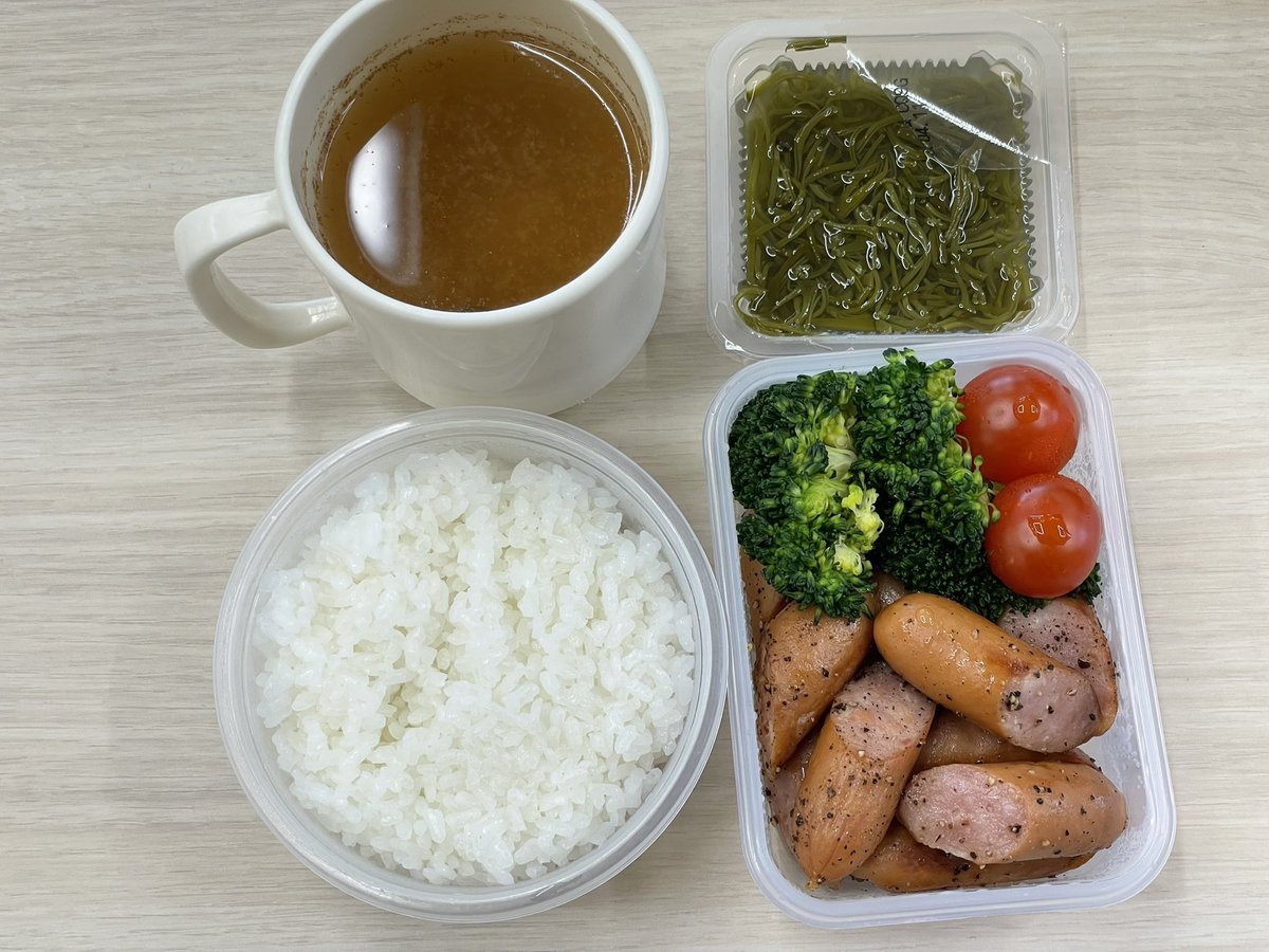 金曜日。お昼はソーセージ、ブロッコリー、ミニトマト、めかぶ。白飯と味噌汁。相変わらず膝が痛い。今日は雨。もしや痛いのは低気圧のせいか。痛いとこあると何をするのも億劫でいかん。蒸し暑いから今日Tシャツ着て来た。煉獄杏寿郎Tシャツ。#おうちごはん #ずんこ飯 #お弁当