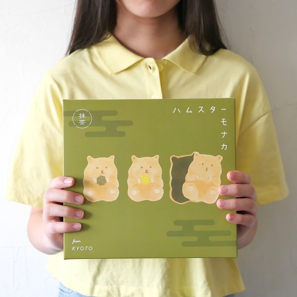 hamster_monaka's tweet photo. 贈り物にもぴったり🌸
「ハムスターモナカ抹茶」期間限定で登場🐹🍵
宇治抹茶餡の香りと、金平糖の可愛さがたまらない。
自分用にも、ちょっとしたギフトに母の日の贈り物としてももおすすめです。

ハムスターモナカはこちら👇
https://t.co/E0AEyVWRyO https://t.co/Y3kuQTNlfa