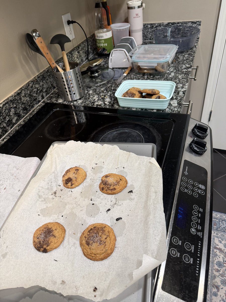printlloyd's tweet photo. i physicially cannot stop making cookies https://t.co/zX5O0Lrhe6