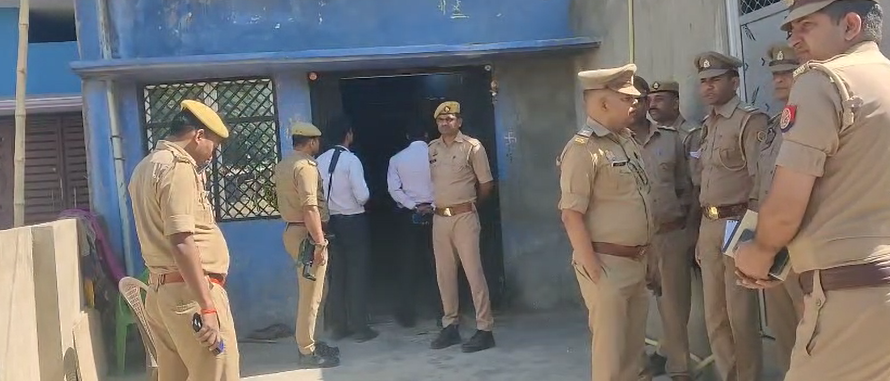 bstvlive's tweet image. कुशीनगर 
➡कुशीनगर में मां-बेटी पर एसिड अटैक
➡दोनों की हालत गंभीर, गोरखपुर रेफर
➡एसिड अटैक की घटना से मचा हड़कंप 
➡पुलिस हमलावरों की धरपकड़ में जुटी
➡25 वर्षीय बेटी, 55 वर्षीय मां पर हमला
➡रामकोला के मोरवन इमलिया टोला की घटना
#Kushinagar | @kushinagarpol