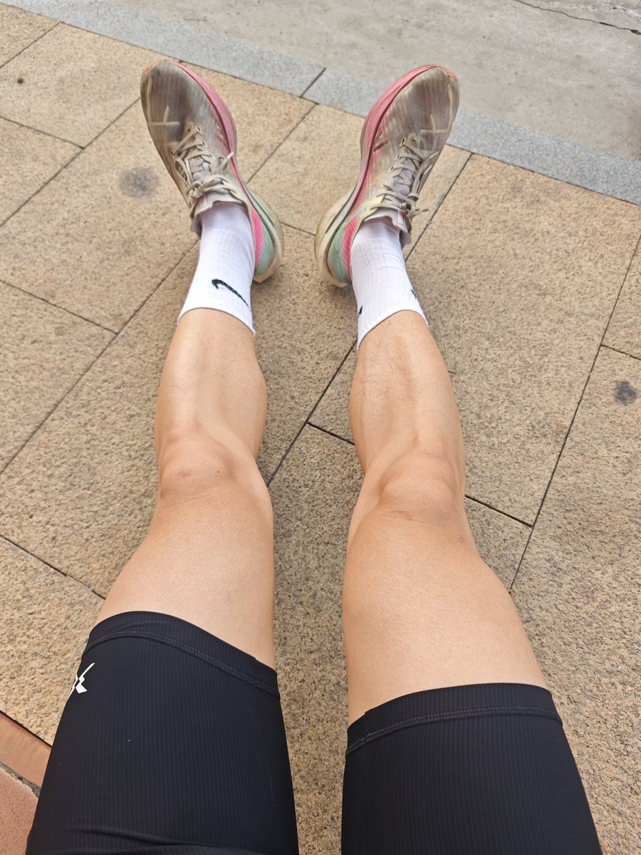 LWF1930730's tweet photo. 晨跑🔚12.01km🏃‍♂️
高弹裤与压缩裤都很好看跑步
跑步大长腿 https://t.co/WJfhACPOkB