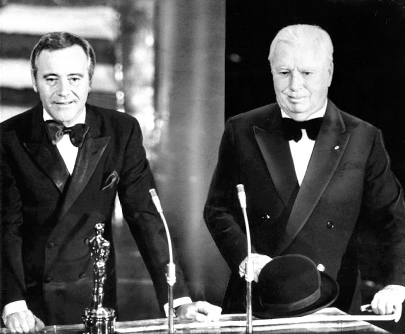10.dubna 1972 na 44. ročníku udílení Oscarů převzal Charlie Chaplin  čestného Oscara. Oceněn byl i dvanáctiminutovým potleskem ve stoje,  nejdelším v historii udílení cen. Chaplin navštívil USA po 20 letech od  svého označení za komunistu.