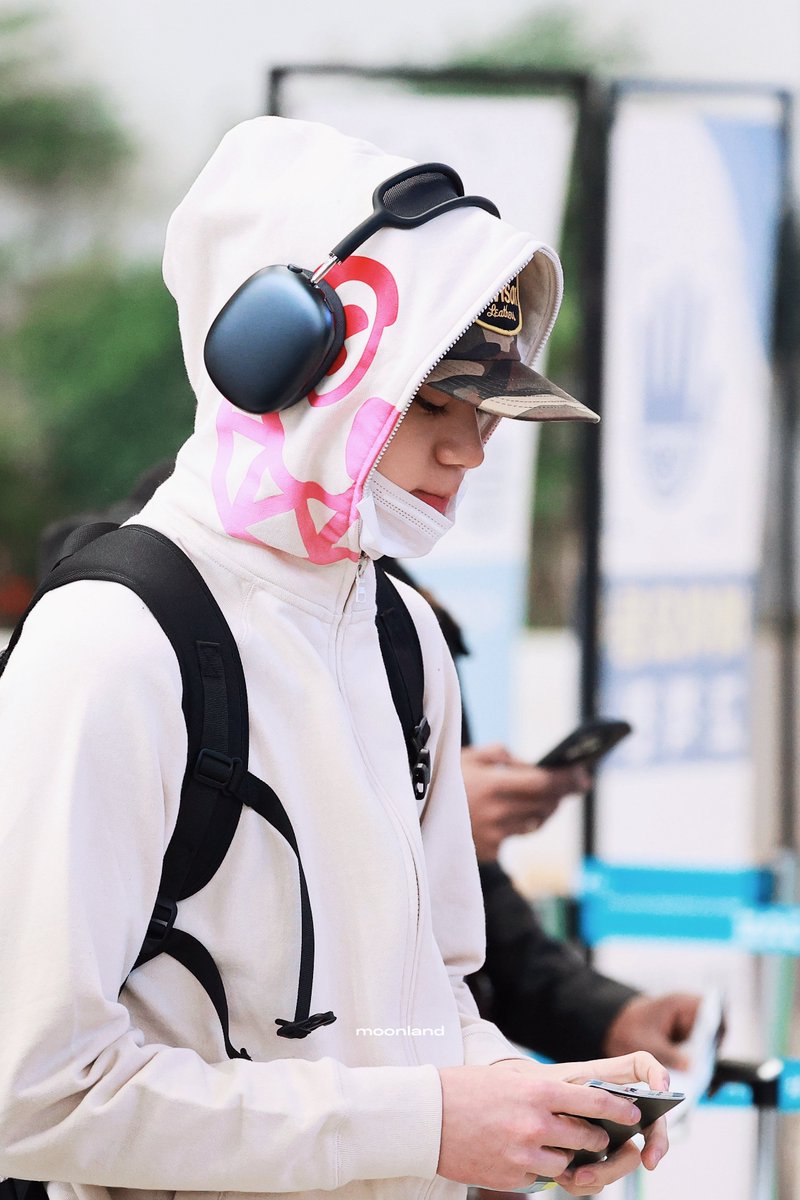 moonland tweet media