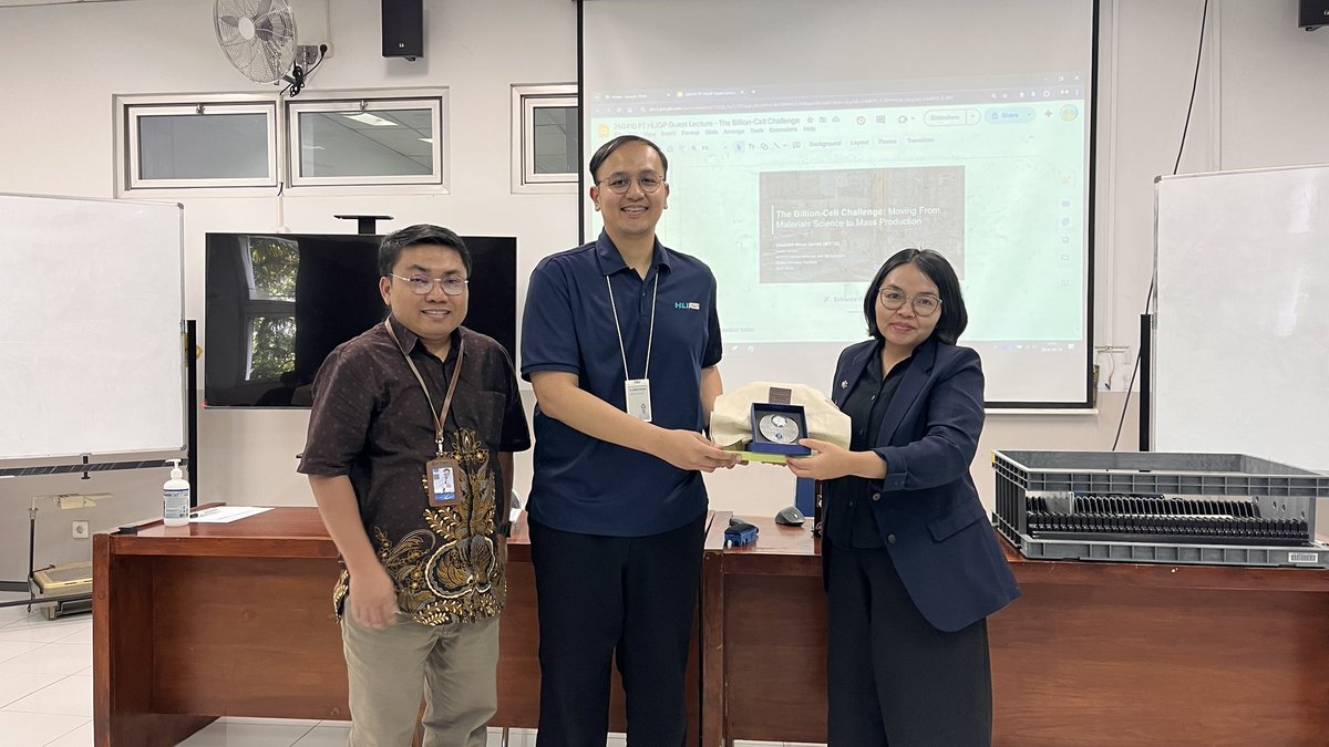MatElectrochem's tweet photo. Bersama Pak Ubaidah Ibnul Jarrah (PT HLI Green Power), sesi ini ngasih banyak insight tentang tantangan scale-up, proses formation, hingga gambaran dunia kerja di industri baterai.

Super insightful &amp; relevant, especially for those interested in battery and energy field 👀 https://t.co/IKdTpR2pcZ