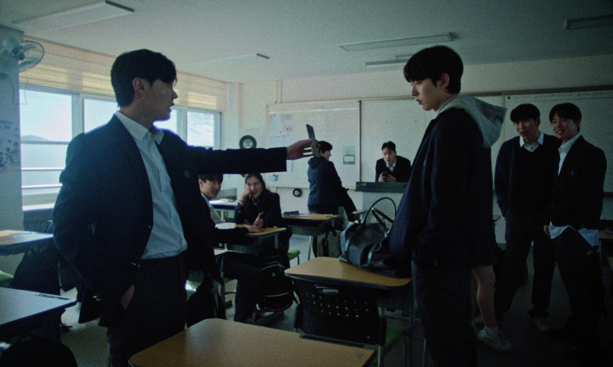 <충충충> 2026년 상반기 개봉 예정

고등학생 ‘용기’가 자신이 짝사랑하는 ‘지숙’을 위해 복수를 다짐하는 하이틴 범죄 영화

제30회 부산국제영화제 부산 어워드-심사위원 특별상
제51회 서울독립영화제 새로운선택상