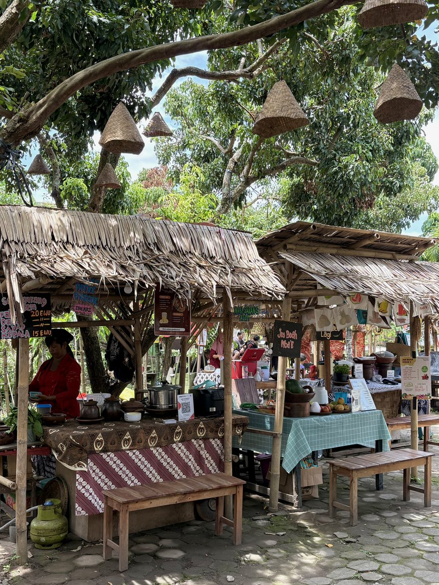 bolehjoingk's tweet photo. Peken Klangenan Kotagede (PKK) bisa banget masuk list place to go weekend di Jogja. Art market dengan konsep tempo dulu yang vibesnya adem dan penuh nostalgia. Ada stand kerajinan tangan, aneka kuliner tradisional, sampai workshop seru yang bisa diikuti. https://t.co/5Gh4koginh